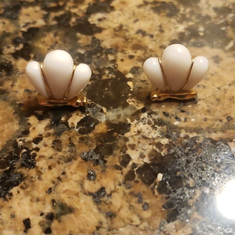 ‎Vintage Avon White Butterfly Earrings